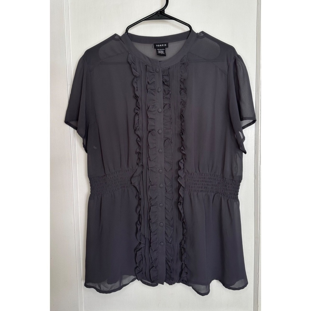 Torrid‎ size 1 14/16 Gray Ruffled Pin Tuck Button Up Blouse with Smocked Waist